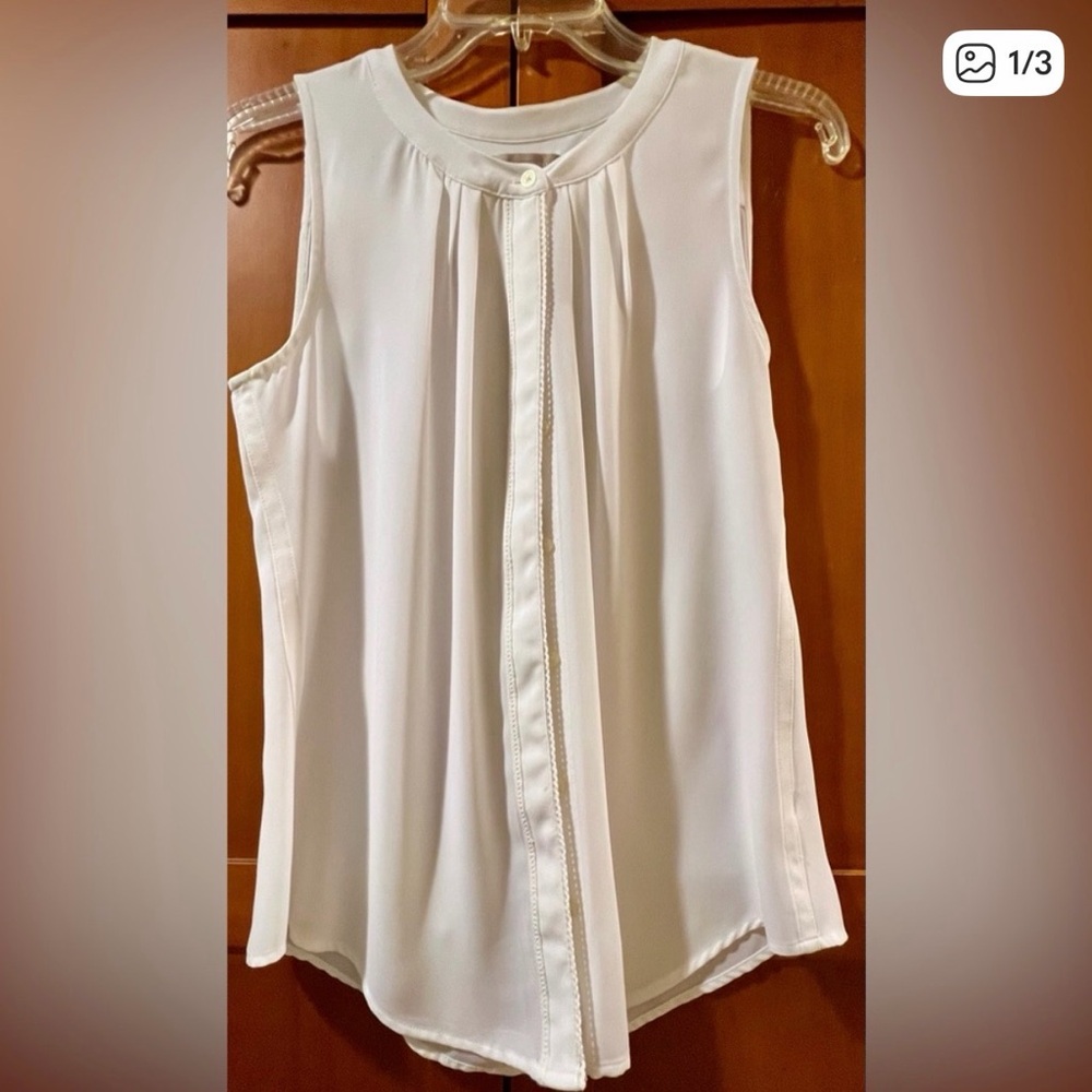 BANANA REPUBLIC SLEEVELESS BLOUSE
IVORY COLOR
SIZE SMALL
EXCELLENT CONDITION